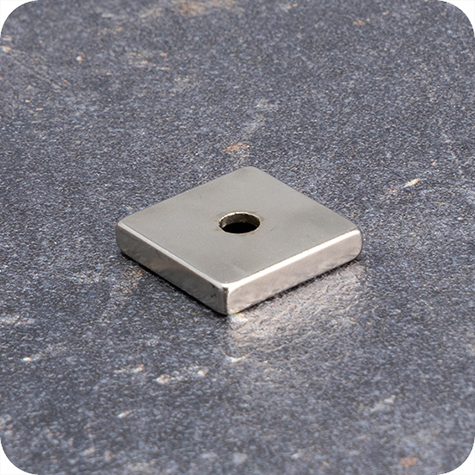 legatoria Magnete con foro svasato, 20x20mm NICHELATO, in metallo, con magnete al neodimio N35. Dimensioni: 20x20mm, altezza: 4mm, larghezza foro: 4.5-9.5mm (forza di attrazione: 7500g).