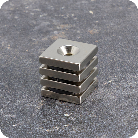 legatoria Magnete con foro svasato, 20x20mm NICHELATO, in metallo, con magnete al neodimio N35. Dimensioni: 20x20mm, altezza: 4mm, larghezza foro: 4.5-9.5mm (forza di attrazione: 7500g).