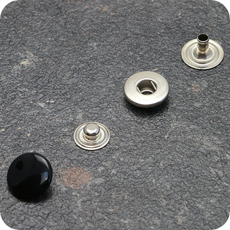 legatoria Bottoneautomaticoapressionetipo S NERO, testa diametro 12.4 mm. Il bottone  composto da 4 pezzi*.