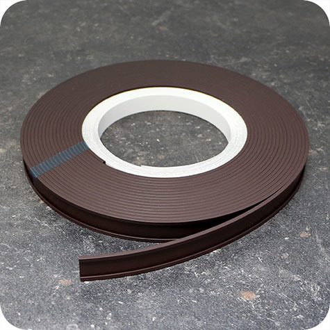 legatoria Porta etichette magnetico altezza 20mm In ROTOLO. Spessore 3mm. Il porta etichette include etichetta in carta e pellicola protettiva trasparente. Magnete isotropo.