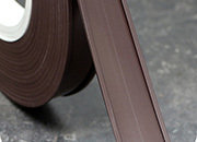 legatoria Porta etichette magnetico altezza 30mm In ROTOLO. Spessore 3mm. Il porta etichette include etichetta in carta e pellicola protettiva trasparente. Magnete isotropo LEG4254