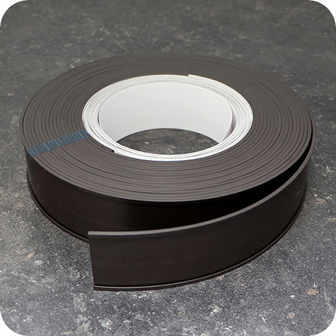 legatoria Porta etichette magnetico altezza 50mm In ROTOLO. Spessore 3mm. Il porta etichette include etichetta in carta e pellicola protettiva trasparente. Magnete isotropo.