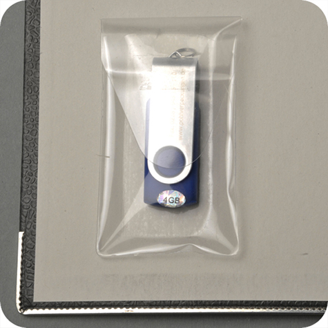 legatoria Busta autoadesiva 52x92mm con pattella e punto adesivo per chiusura, ideali per contenere pennette USB.