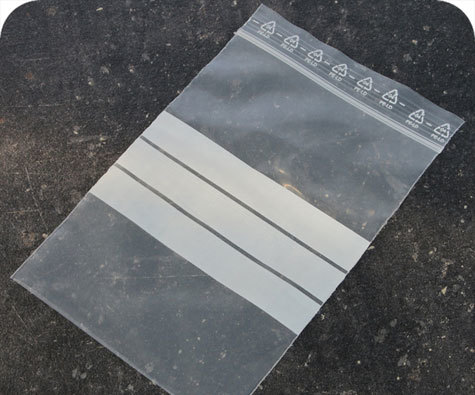 legatoria Sacchetti richiudibili (minigrip), con etichetta, 100x125mm TRASPARENTE, in polietilene da 50 micron, aperti sul lato corto, con zip di chiusura. Con 3 fasce bianche adatte alla scrittura manuale per etichettatura.
