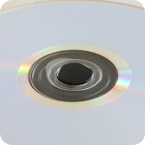 legatoria Porta CD a bottone autoadesivo NERO, diametro 35mm, in plastica con linguetta.