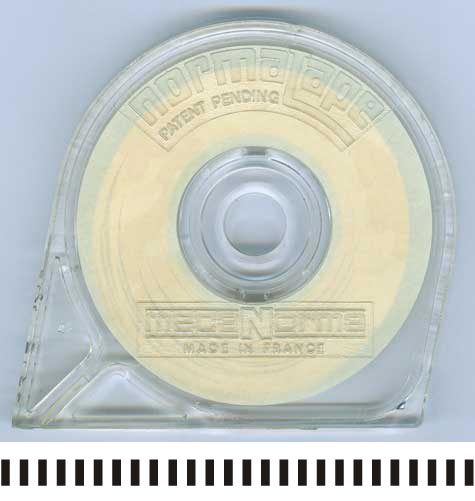 gbc Normatape, 1:16 TRASPARENTE con tratteggio NERO Altezza 1,59mm Nastro adesivo Mecanorma in dispenser. Per dare vita a diagrammi con linee tratteggiate, progettazioni o modelli che  richiedano uso di filetti.