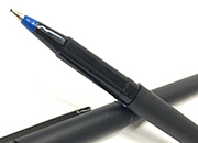 gbc Uni-ball Micro Roller Pen Ultra Fine BLU. Inchiostro liquido pigmenteto resistente alla luce e all'acqua. Punta da 0,5mm MIUubmrpb
