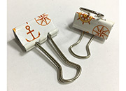 gbc Molle fermacarte double clip, 25mm Yacht Club in acciaio, binder clip, con archetti mobili, raccolte in un barattolo di latta con coperchio trasparente la stessa fantasia della mollette, dimensioni barattolo: diamtero 65mm, altezza 75mm. Linea Funny desk by Molho Leone MOL78130