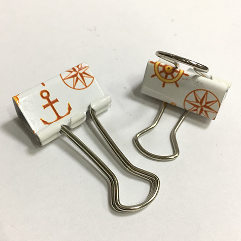 gbc Molle fermacarte double clip, 25mm Yacht Club in acciaio, binder clip, con archetti mobili, raccolte in un barattolo di latta con coperchio trasparente la stessa fantasia della mollette, dimensioni barattolo: diamtero 65mm, altezza 75mm. Linea Funny desk by Molho Leone.