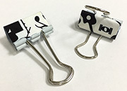 gbc Molle fermacarte doubleclip, 25mm Moments in acciaio, binder clip, con archetti mobili, raccolte in un barattolo di latta con coperchio trasparente la stessa fantasia della mollette, dimensioni barattolo: diamtero 65mm, altezza 75mm. Linea Funny desk by Molho Leone MOL78132