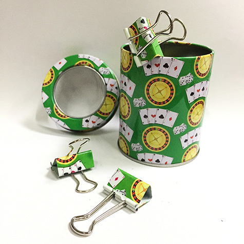 gbc Molle fermacarte double clip, 25mm Casino'    in acciaio, binder clip, con archetti mobili, raccolte in un barattolo di latta con coperchio trasparente la stessa fantasia della mollette, dimensioni barattolo: diamtero 65mm, altezza 75mm. Linea Funny desk by Molho Leone.