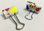 gbc Molle fermacarte doubleclip, 25mm SailingFlags in acciaio, binder clip, con archetti mobili, raccolte in un barattolo di latta con coperchio trasparente la stessa fantasia della mollette, dimensioni barattolo: diamtero 65mm, altezza 75mm. Linea Funny desk by Molho Leone MOL78136