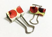 gbc Molle fermacarte double clip, 25mm Sweet Cherry in acciaio, binder clip, con archetti mobili, raccolte in un barattolo di latta con coperchio trasparente la stessa fantasia della mollette, dimensioni barattolo: diamtero 65mm, altezza 75mm. Linea Funny desk by Molho Leone MOL78140