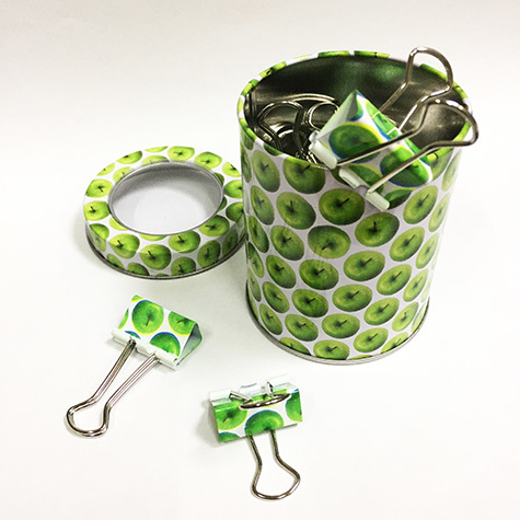 gbc Molle fermacarte doubleclip, 25mm GreenApple in acciaio, binder clip, con archetti mobili, raccolte in un barattolo di latta con coperchio trasparente la stessa fantasia della mollette, dimensioni barattolo: diamtero 65mm, altezza 75mm. Linea Funny desk by Molho Leone.