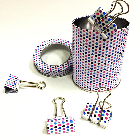 gbc Molle fermacarte doubleclip, 25mm NetworkDots in acciaio, binder clip, con archetti mobili, raccolte in un barattolo di latta con la stessa fantasia delle mollette e coperchio trasparente. Dimensioni barattolo: diametro 65mm, altezza 75mm. Linea Funny desk by Molho Leone.