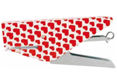 gbc Cucitrice a pinza Molho Leone Red Heart in acciaio stampato, utilizza punti passo 6 (64-48), capacit di cucitura: 18 fogli, profondit di cucitura: 40mm, compresa scatola da 1000 punti con la stessa fantasia della cucitrice, linea Funny desk by Molho Leone.