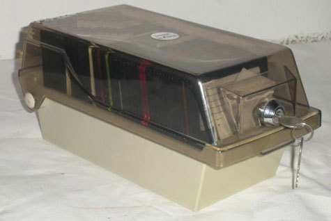 gbc Disk Box. Porta 50 Floppy Disk Disegno ergonomico. Coperchio trasparente fum dotato di serratura con chiave. Base realizzata in plastica massiccia. 3 divisori regolabili. Maniglia integrata nella struttura.