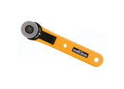 gbc Cutter Olfa ROLLER CUTTER RTY-1/G cutter a rotella, fornisce eccellenti prestazioni nei tagli di carta, cartone, guarnizioni. graffite e gomma. Particolarmente indicato per tagli curvi ed intrecciati. Utilizzo ambidestro. Dotato di una lama a disco del diametro di 28mm che consente l'uso del cutter sia in trazione sia in spinta, con notevoli riduzioni di sforzo durante l'utilizzo. Compatibile con lame di ricambio: RB-28. Prodotto originale giapponese, MADE IN JAPAN.