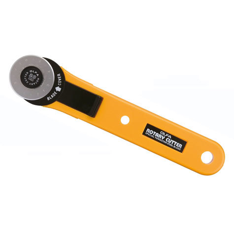 gbc Cutter Olfa ROLLER CUTTER RTY-1-G cutter a rotella, fornisce eccellenti prestazioni nei tagli di carta, cartone, guarnizioni. graffite e gomma. Particolarmente indicato per tagli curvi ed intrecciati. Utilizzo ambidestro. Dotato di una lama a disco del diametro di 28mm che consente l'uso del cutter sia in trazione sia in spinta, con notevoli riduzioni di sforzo durante l'utilizzo. Compatibile con lame di ricambio: RB-28. Prodotto originale giapponese, MADE IN JAPAN.