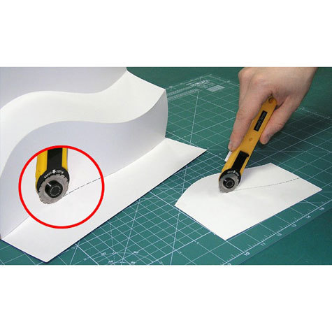 gbc Cutter Olfa ROLLER CUTTER RTY-1-G cutter a rotella, fornisce eccellenti prestazioni nei tagli di carta, cartone, guarnizioni. graffite e gomma. Particolarmente indicato per tagli curvi ed intrecciati. Utilizzo ambidestro. Dotato di una lama a disco del diametro di 28mm che consente l'uso del cutter sia in trazione sia in spinta, con notevoli riduzioni di sforzo durante l'utilizzo. Compatibile con lame di ricambio: RB-28. Prodotto originale giapponese, MADE IN JAPAN.