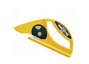 gbc Cutter per moquettes Olfa 45-C consigliato per il taglio di moquettes, tessuti, tappeti, linoleum e cellophane. Corpo del cutter in ABS resistente, con base piana per evitare di danneggiare il piano sottostante. Impugnatura ergonomica. Utilizzo ambidestro. Dotato di una lama a disco di diametro 45mm, girevole, che sfrutta l'affilatura di tutta la circonferenza. Lunghezza: 190mm.  Compatibile con lame di ricambio RB-45. Prodotto originale giapponese, MADE IN JAPAN elt45C