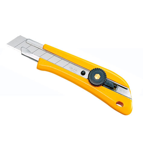 gbc Cutter Olfa BN-L cutter Heavy-Duty con corpo in ABS resistente e impugnatura ergonomica. Prodotto brevettato. Lunghezza: 150.5mm, altezza lama: 18mm. Sistema di bloccaggio della lama a rotella. Compatibile con lame di ricambio LB, LBB, LB-SOL, LFB, LWB. Prodotto originale giapponese. MADE IN JAPAN..