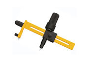 gbc Cutter a compasso Olfa CMP-1-DX rende possibile il taglio di dischi e guarnizioni di diametro compreso tra 1,6 e 22 cm su materiali quali tessuto, pellicola e cartonati. Corpo del cutter rinforzato per il 30% con fibra di vetro. Sistema rachet system per una facilit di utilizzo maggiore. Prodotto brevettato. Dotato di un contenitore contente 10 lame di ricambio e di un tappetino di gomma circolare per prevenire i fori nella superficie da tagliare. Compatibile con lame COB-1. Prodotto originale giapponese, MADE IN JAPAN eltCMP1DX
