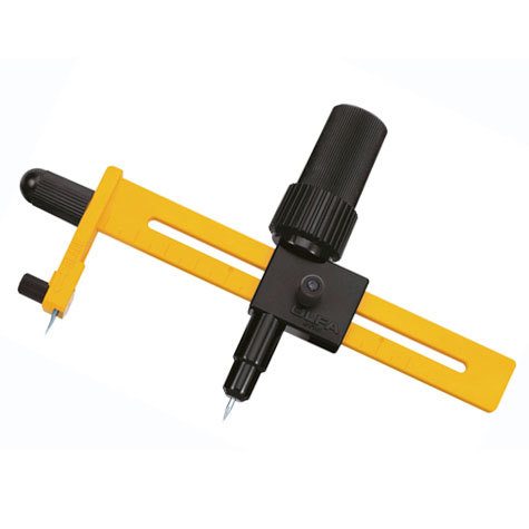 gbc Cutter a compasso Olfa CMP-1-DX rende possibile il taglio di dischi e guarnizioni di diametro compreso tra 1,6 e 22 cm su materiali quali tessuto, pellicola e cartonati. Corpo del cutter rinforzato per il 30% con fibra di vetro. Sistema rachet system per una facilit di utilizzo maggiore. Prodotto brevettato. Dotato di un contenitore contente 10 lame di ricambio e di un tappetino di gomma circolare per prevenire i fori nella superficie da tagliare. Compatibile con lame COB-1. Prodotto originale giapponese, MADE IN JAPAN.