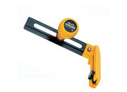 gbc Cutter a compasso Olfa CMP-2 esegue tagli circolari di diametro da 7 a 30cm. Indicato per creare fori anche sotto sforzo, senza polvere, su lastre di cartongesso, tappeti e compensato. Corpo del cutter in ABS resistente e guida in acciaio verniciato nero. Per regolare il perno centrale, e quindi la profondit�, ruotare l�impugnatura mentre si tira verso di s�. Per regolare invece il diametro allentare la vite in ottone e spostare il pomello lungo la guida in metallo.Compatibile con lame LB, LBB, LB-SOL. Prodotto originale giapponese, MADE IN JAPAN eltCMP2