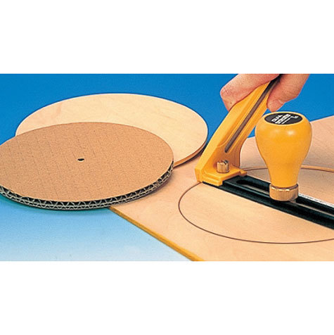 gbc Cutter a compasso Olfa CMP-2 esegue tagli circolari di diametro da 7 a 30cm. Indicato per creare fori anche sotto sforzo, senza polvere, su lastre di cartongesso, tappeti e compensato. Corpo del cutter in ABS resistente e guida in acciaio verniciato nero. Per regolare il perno centrale, e quindi la profondit, ruotare limpugnatura mentre si tira verso di s. Per regolare invece il diametro allentare la vite in ottone e spostare il pomello lungo la guida in metallo.Compatibile con lame LB, LBB, LB-SOL. Prodotto originale giapponese, MADE IN JAPAN.