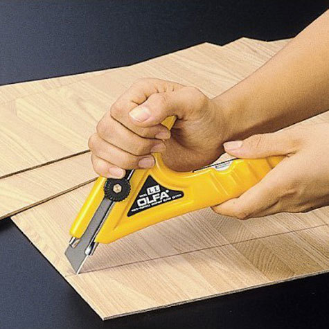 gbc Cutter Olfa LL cutter Heavy-Duty consigliato per il taglio di cuoio, gomma, compensato, cartongesso, pannelli di copertura e materiali isolanti. Corpo del cutter rivestito in resina termoplastica pesante ed impugnatura lunga per l'utilizzo a due mani, per facilitare la pressione sul materiale di supporto in fase di taglio. 2 lame di ricambio contenute all'interno dell'impugnatura. Lunghezza: 270mm, altezza lama: 18mm. Con bloccaggio lama a vite. Resistente agli acidi e agli agenti chimici. Adatto a lamette LB, LBB, LBD, LSOL, LFB, LWB. Prodotto originale giapponese, MADE IN JAPAN.