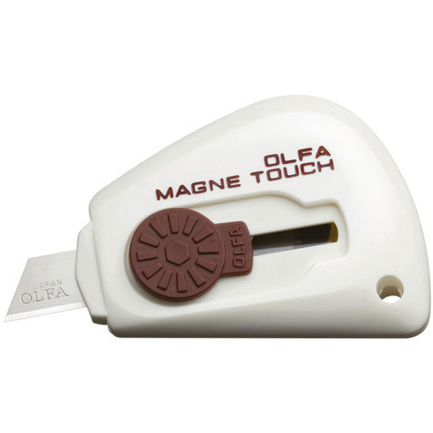 gbc CutterTascabile magnetico Olfa TK-3M BIANCO taglierino portatile magnetico con lama in acciaio inox. Grazie alla calamita interna  possibile l'adesione su qualsiasi superficie metallica.