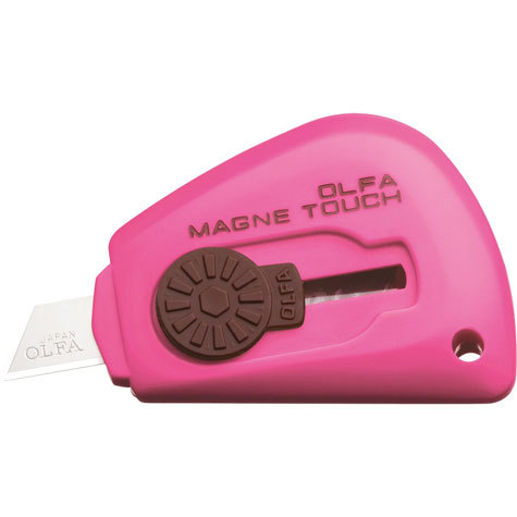 gbc CutterTascabile magnetico Olfa TK-3M ROSA taglierino portatile magnetico con lama in acciaio inox. Grazie alla calamita interna  possibile l'adesione su qualsiasi superficie metallica.