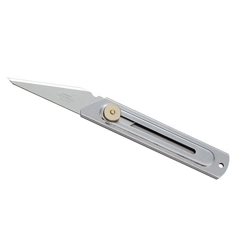 gbc Cutter per legno OLFA CK-2 coltello Heavy-Duty adatto ad impieghi pesanti, dotato di una lama in acciaio dal disegno speciale per l'intaglio del legno e il bricolage. Il corpo del cutter totalmente in acciaio inossidabile  particolarmente indicato per utilizzi soggetti alla presenza di acqua. Insieme alla lama CKB-2 si evita totalmente la formazione di ruggine all'interno e all'esterno del corpo del cutter. Resistente agli acidi ed agli agenti chimici. Lunghezza: 115mm, altezza lama: 20mm. Prodotto originale giapponese. MADE IN JAPAN.