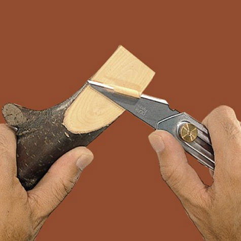 gbc Cutter per legno OLFA CK-2 coltello Heavy-Duty adatto ad impieghi pesanti, dotato di una lama in acciaio dal disegno speciale per l'intaglio del legno e il bricolage. Il corpo del cutter totalmente in acciaio inossidabile  particolarmente indicato per utilizzi soggetti alla presenza di acqua. Insieme alla lama CKB-2 si evita totalmente la formazione di ruggine all'interno e all'esterno del corpo del cutter. Resistente agli acidi ed agli agenti chimici. Lunghezza: 115mm, altezza lama: 20mm. Prodotto originale giapponese. MADE IN JAPAN.