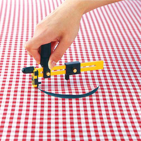 gbc Cutter a compasso Olfa CMP-1-DX rende possibile il taglio di dischi e guarnizioni di diametro compreso tra 1,6 e 22 cm su materiali quali tessuto, pellicola e cartonati. Corpo del cutter rinforzato per il 30% con fibra di vetro. Sistema rachet system per una facilit di utilizzo maggiore. Prodotto brevettato. Dotato di un contenitore contente 10 lame di ricambio e di un tappetino di gomma circolare per prevenire i fori nella superficie da tagliare. Compatibile con lame COB-1. Prodotto originale giapponese, MADE IN JAPAN.