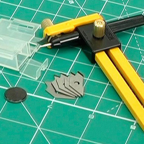 gbc Cutter a compasso Olfa CMP-1-DX rende possibile il taglio di dischi e guarnizioni di diametro compreso tra 1,6 e 22 cm su materiali quali tessuto, pellicola e cartonati. Corpo del cutter rinforzato per il 30% con fibra di vetro. Sistema rachet system per una facilit di utilizzo maggiore. Prodotto brevettato. Dotato di un contenitore contente 10 lame di ricambio e di un tappetino di gomma circolare per prevenire i fori nella superficie da tagliare. Compatibile con lame COB-1. Prodotto originale giapponese, MADE IN JAPAN.