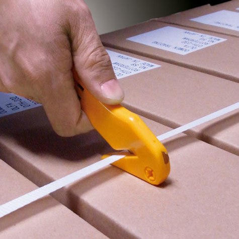 gbc Cutter Olfa ANTINFORTUNISTICO, per imballaggi SK-10 ideale per tagliare cellophane, reggiature e nastri di plastica. Lama reversibile a filo unico, fornisce in sicurezza 4 punti di taglio. Manico resistente agli urti e allacetone. Altezza lama: 18mm. Prodotto originale giapponese, MADE IN JAPAN.