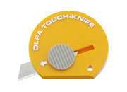 gbc Cutter tascabile Olfa TK-4 GIALLO mini cutter con lama in acciaio. Può essere utilizzato per una moltitudine di impieghi ed entra facilmente in tasca, nella borsetta, sulla scrivania o nel vano portaoggetti dell'auto. NIJTK4G
