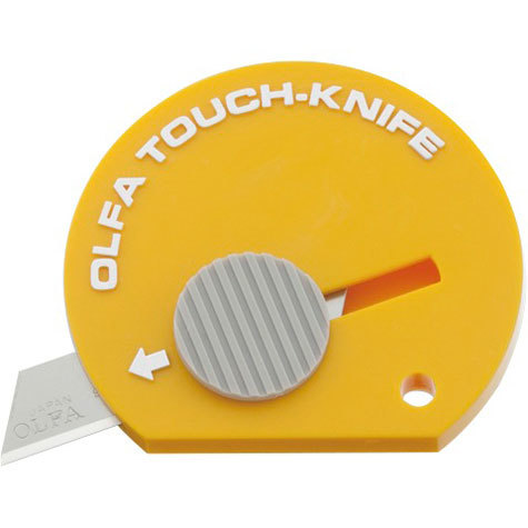 gbc Cutter tascabile Olfa TK-4 GIALLO mini cutter con lama in acciaio. Può essere utilizzato per una moltitudine di impieghi ed entra facilmente in tasca, nella borsetta, sulla scrivania o nel vano portaoggetti dell'auto..