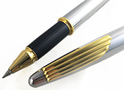 gbc Penna biro OSAMA metal-collection ARGENTO Fusto in metallo colorato ARGENTO, placcata in oro. Da collezione, Dimensioni: 10x140mm. completa di astuccio in ferro OSA54rc