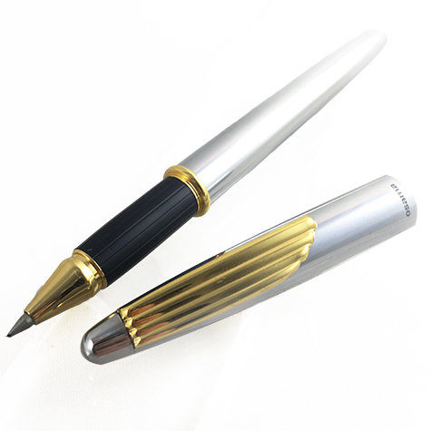 gbc Penna biro OSAMA metal-collection ARGENTO Fusto in metallo colorato ARGENTO, placcata in oro. Da collezione, Dimensioni: 10x140mm. completa di astuccio in ferro.