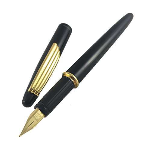 gbc Penna stilografica OSAMA metal-collection NERO Pennino Iridium Point Germany originale. Fusto in metallo colorato NERO, placcata in oro. Da collezione, Dimensioni: 10x140mm. completa di astuccio in ferro.