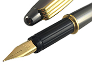 gbc Penna stilografica OSAMA metal-collection ANTRACITE Pennino Iridium Point Germany originale. Fusto in metallo colorato ANTRACITE, placcata in oro. Da collezione, Dimensioni: 10x140mm. completa di astuccio in ferro OSA54sni