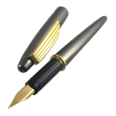 gbc Penna stilografica OSAMA metal-collection ANTRACITE Pennino Iridium Point Germany originale. Fusto in metallo colorato ANTRACITE, placcata in oro. Da collezione, Dimensioni: 10x140mm. completa di astuccio in ferro.