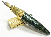 gbc Penna stilografica mini OSAMA VERDE/ORO Pennino Iridium Point Germany originale. Fusto in resina acrilica, placcata in oro. Da collezione, Dimensioni: 15x95mm. completa di astuccio.