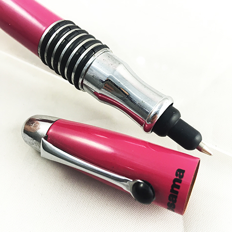 gbc Penna biro OSAMA metal-color MAGENTA Fusto in metallo colorato MAGENTA. Da collezione, Dimensioni: 16x130mm. completa di astuccio.