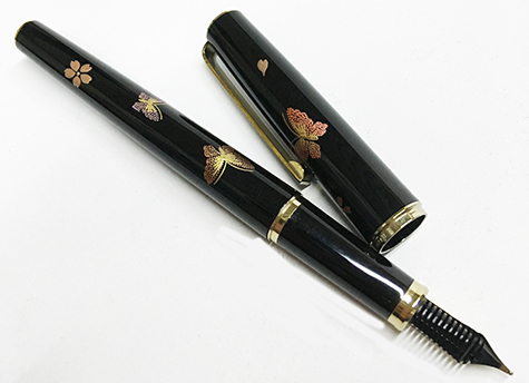 gbc Penna stilografica OSAMA FARFALLE NERA Pennino Iridium Point Germany originale. Fusto in resina acrilica NERO con decorazione farfalle., placcata in oro. Da collezione, Dimensioni: 15x130mm. completa di astuccio in velluto.