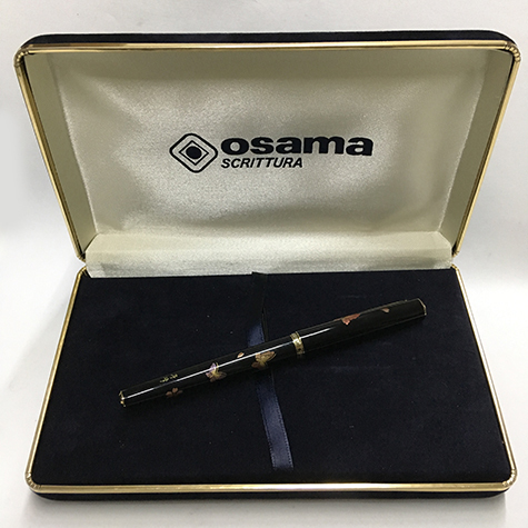 gbc Penna stilografica OSAMA FARFALLE NERA Pennino Iridium Point Germany originale. Fusto in resina acrilica NERO con decorazione farfalle., placcata in oro. Da collezione, Dimensioni: 15x130mm. completa di astuccio in velluto.