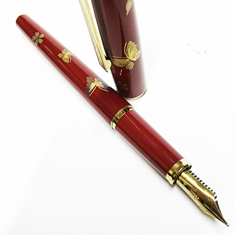 gbc Penna stilografica OSAMA FARFALLE ROSSA Pennino Iridium Point Germany originale. Fusto in resina acrilica ROSSA con decorazione farfalle., placcata in oro. Da collezione, Dimensioni: 15x130mm. completa di astuccio in velluto.